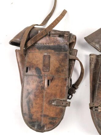 Paar Satteltaschen, Gebraucht, Leder weich, Mittelsteg abgeschnitten. Alter und Herkunft unbekannt. Taschenmaß etwa 30 x 40cm