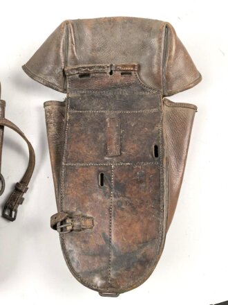 Paar Satteltaschen, Gebraucht, Leder weich, Mittelsteg abgeschnitten. Alter und Herkunft unbekannt. Taschenmaß etwa 30 x 40cm