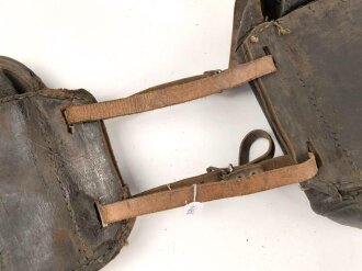 1. Weltkrieg,  Paar Satteltaschen, defekt, datiert 1916, die Verbindungsriemen nicht zugehörig