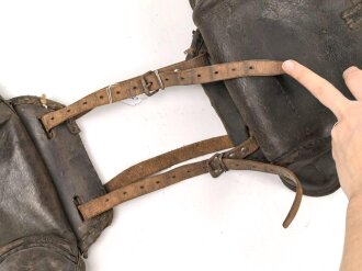 1. Weltkrieg,  Paar Satteltaschen, defekt, datiert 1916, die Verbindungsriemen nicht zugehörig