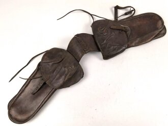 Paar Satteltaschen, Gebraucht, Leder weich, Alter und Herkunft unbekannt. Taschenmaß etwa 11 x 40cm