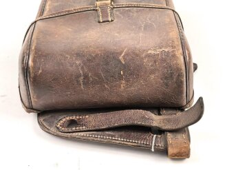 Kaiserreich und 1. Weltkrieg,  Satteltasche für Offiziere, Leder angetrocknet, ungereinigtes Stück