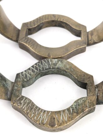 Paar Steigbügel aus schwerem Messing, Alter und Herkunft unbekannt.