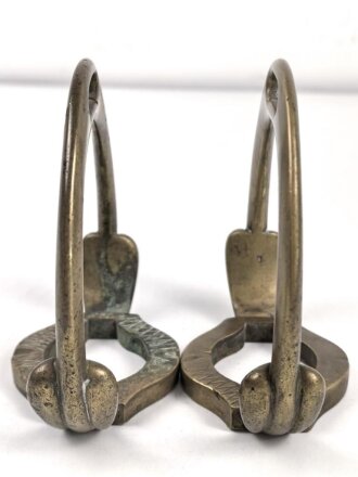 Paar Steigbügel aus schwerem Messing, Alter und Herkunft unbekannt.