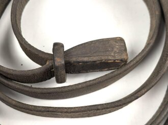 Lederriemen für Kavallerie oder bespannte Artillerie. Ungereinigtes Stück, Länge etwa 140cm