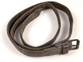Lederriemen für Kavallerie oder bespannte Artillerie, datiert 1937. Ungereinigtes Stück, Länge etwa 120cm