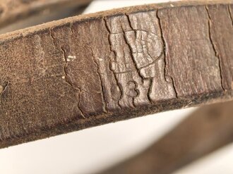 Lederriemen für Kavallerie oder bespannte Artillerie, datiert 1937. Ungereinigtes Stück, Länge etwa 120cm