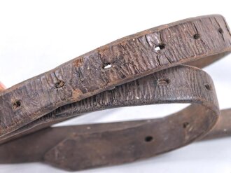 Lederriemen für Kavallerie oder bespannte Artillerie, datiert 1937. Ungereinigtes Stück, Länge etwa 120cm