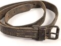 Lederriemen für Kavallerie oder bespannte Artillerie, datiert 1937. Ungereinigtes Stück, Länge etwa 120cm
