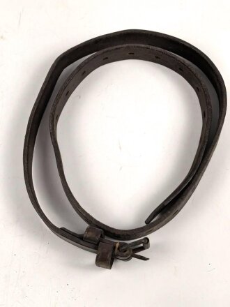 Lederriemen für Kavallerie oder bespannte Artillerie, datiert 1937. Ungereinigtes Stück, Länge  etwa 120cm