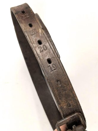 Lederriemen für Kavallerie oder bespannte Artillerie, datiert 1937. Ungereinigtes Stück, Länge  etwa 120cm