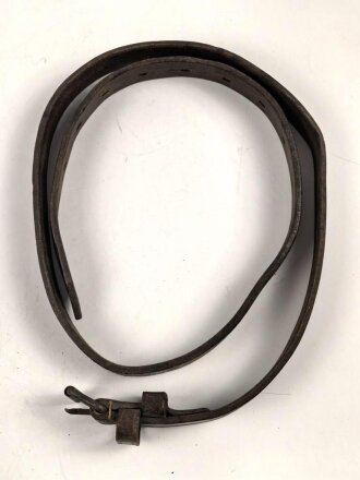 Lederriemen für Kavallerie oder bespannte Artillerie, datiert 1937. Ungereinigtes Stück, Länge  etwa 120cm