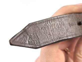 Lederriemen für Kavallerie oder bespannte Artillerie, datiert 1937. Ungereinigtes Stück, Länge  etwa 120cm