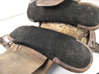 k.u.k. Österreich, Armeesattel in gutem Gesamtzustand, datiert 15, Hersteller aus Wien, ungereinigtes Stück