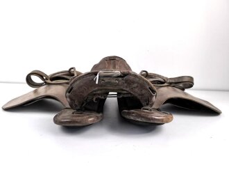 k.u.k. Österreich, Armeesattel in gutem Gesamtzustand, datiert 15, Hersteller aus Wien, ungereinigtes Stück