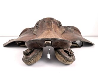 Armeesattel Wehrmacht, datiert 1943, Leder weich, ungereinigtes Stück