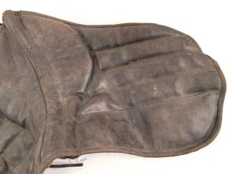 Kaiserreich und 1. Weltkrieg, Sitzkissen für einen Bocksattel. Leder zum Teil angetrocknet, ungereinigtes Stück
