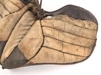 Kaiserreich und 1. Weltkrieg, Sitzkissen für einen Bocksattel. Leder zum Teil angetrocknet, ungereinigtes Stück