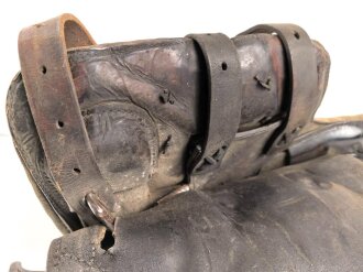 1. Weltkrieg,  Armee Sattel datiert 1915,  ungereinigtes Stück in gutem Gesamtzustand