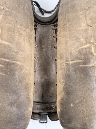 Kaiserreich und 1. Weltkrieg,  Armee Sattel in gutem Gesamtzustand, Kammerstück Dragoner Regiment 1, datiert 1988,  ungereinigtes Stück