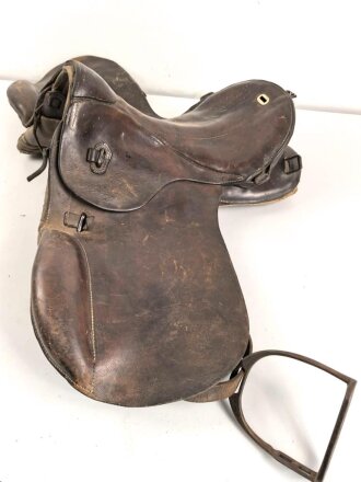 Kaiserreich und 1. Weltkrieg,  Armee Sattel in gutem Gesamtzustand, Kammerstück Dragoner Regiment 1, datiert 1988,  ungereinigtes Stück