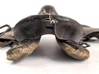 Kaiserreich und 1. Weltkrieg,  Armee Sattel in gutem Gesamtzustand, Kammerstück Dragoner Regiment 1, datiert 1988,  ungereinigtes Stück