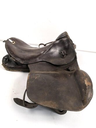 Kaiserreich und 1. Weltkrieg,  Armee Sattel in gutem Gesamtzustand, Kammerstück Dragoner Regiment 1, datiert 1988,  ungereinigtes Stück
