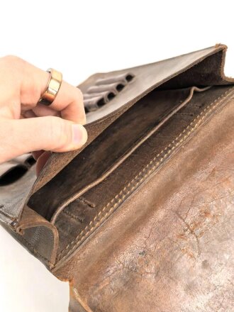 Kartentasche braunes Leder, Alter und Herkunft unbekannt, maße  22 x 25cm