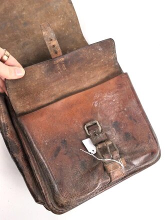 1. Weltkrieg ?,  lederne Tasche ähnlich einer Kartentasche. Leicht verzogen, ungereinigt, Kammerstempel