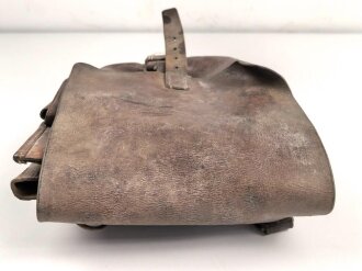 1. Weltkrieg ?,  lederne Tasche ähnlich einer Kartentasche. Leicht verzogen, ungereinigt, Kammerstempel