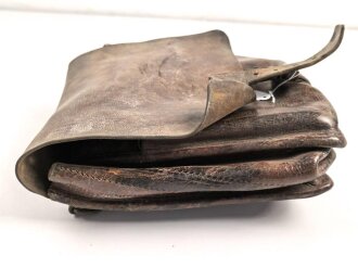 1. Weltkrieg ?,  lederne Tasche ähnlich einer Kartentasche. Leicht verzogen, ungereinigt, Kammerstempel