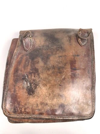 1. Weltkrieg ?,  lederne Tasche ähnlich einer Kartentasche. Leicht verzogen, ungereinigt, Kammerstempel