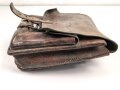 1. Weltkrieg ?,  lederne Tasche ähnlich einer Kartentasche. Leicht verzogen, ungereinigt, Kammerstempel
