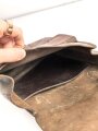 1. Weltkrieg ?,  lederne Tasche ähnlich einer Kartentasche. Leicht verzogen, ungereinigt, Kammerstempel