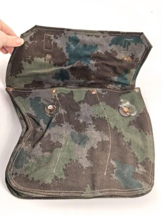 Nationale Volksarmee der DDR, Magazintasche für drei Kurvenmagazine im Flächentarndruck. Ungereinigtes Stück