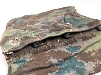 Nationale Volksarmee der DDR, Magazintasche für drei Kurvenmagazine im Flächentarndruck. Ungereinigtes Stück