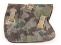 Nationale Volksarmee der DDR, Magazintasche für drei Kurvenmagazine im Flächentarndruck. Ungereinigtes Stück