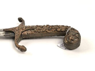 Blankwaffe im orientalischen Stil. Gesamtlänge 92cm, Alter und Herkunft unbekannt