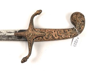 Blankwaffe im orientalischen Stil. Gesamtlänge 92cm, Alter und Herkunft unbekannt