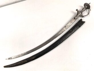 Blankwaffe im orientalischen Stil. Gesamtlänge 93cm, Alter und Herkunft unbekannt