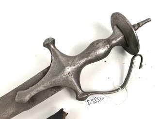 Blankwaffe im orientalischen Stil. Gesamtlänge 93cm, Alter und Herkunft unbekannt