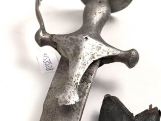 Blankwaffe im orientalischen Stil. Gesamtlänge 93cm, Alter und Herkunft unbekannt