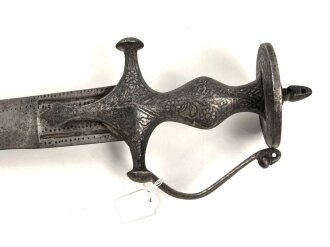 Blankwaffe im orientalischen Stil. Gesamtlänge 87cm, Alter und Herkunft unbekannt