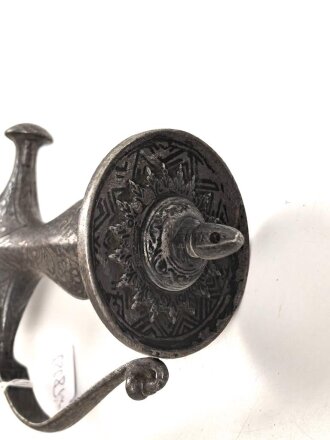 Blankwaffe im orientalischen Stil. Gesamtlänge 87cm, Alter und Herkunft unbekannt