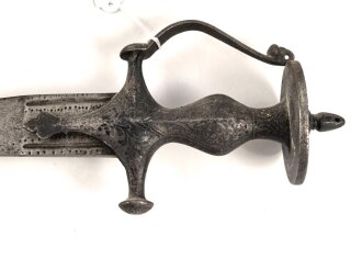Blankwaffe im orientalischen Stil. Gesamtlänge 87cm, Alter und Herkunft unbekannt
