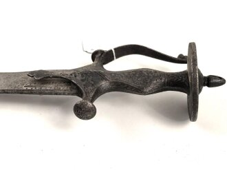 Blankwaffe im orientalischen Stil. Gesamtlänge 87cm, Alter und Herkunft unbekannt