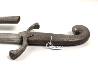 Blankwaffe im orientalischen Stil. Gesamtlänge 99cm, Alter und Herkunft unbekannt