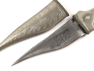 Blankwaffe im orientalischen Stil. Gesamtlänge 22cm, Alter und Herkunft unbekannt