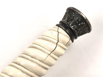 Dolch für Offiziere des Heeres. Saubere Klinge von Höller Solingen, weißes Griffstück, dieses wackelt etwas.