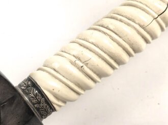 Dolch für Offiziere des Heeres. Saubere Klinge von Höller Solingen, weißes Griffstück, dieses wackelt etwas.